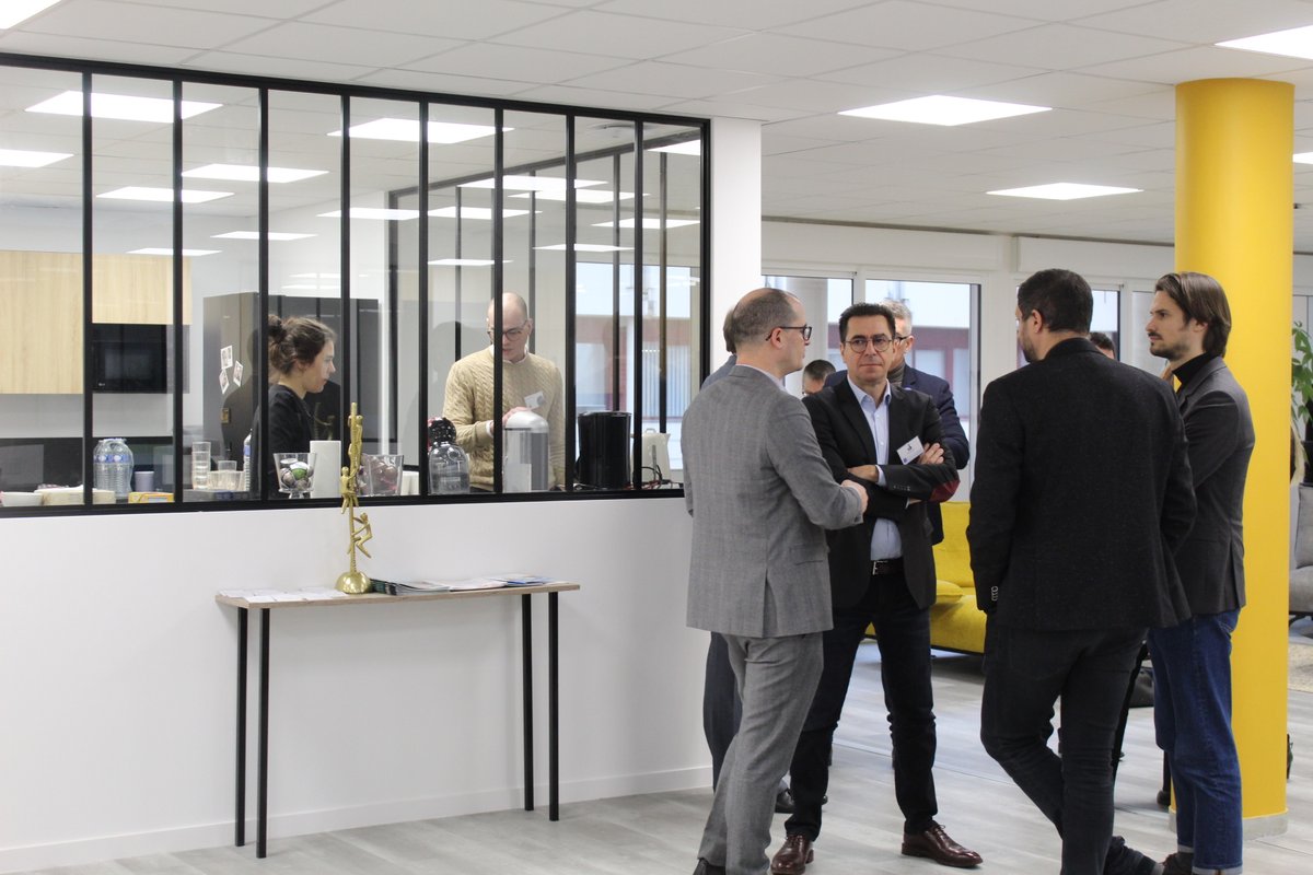 ReimsLegendR's tweet image. CHOCHOY Conseil, sté experte en stratégie commerciale plurisectorielle, et son CEO @EmmanuelCHOCHOY ont rejoint les #ambassadeurs Légend’R à l’occasion de leur journée sur le thème de la #mobilité @SmartCityGalaxy 
Vous aussi rejoignez les ambassadeurs sur
reims-legend-r.fr