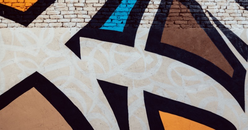 AlUlaMoments's tweet photo. Do not miss out on the lively #AlJadidah Arts District! Come and discover two beautiful murals by world-renowned artist eL Seed. Using his signature Arabic calligraphy style, they add a vibrant touch of colour to this charming and buzzing area!

#AlUlaMoments