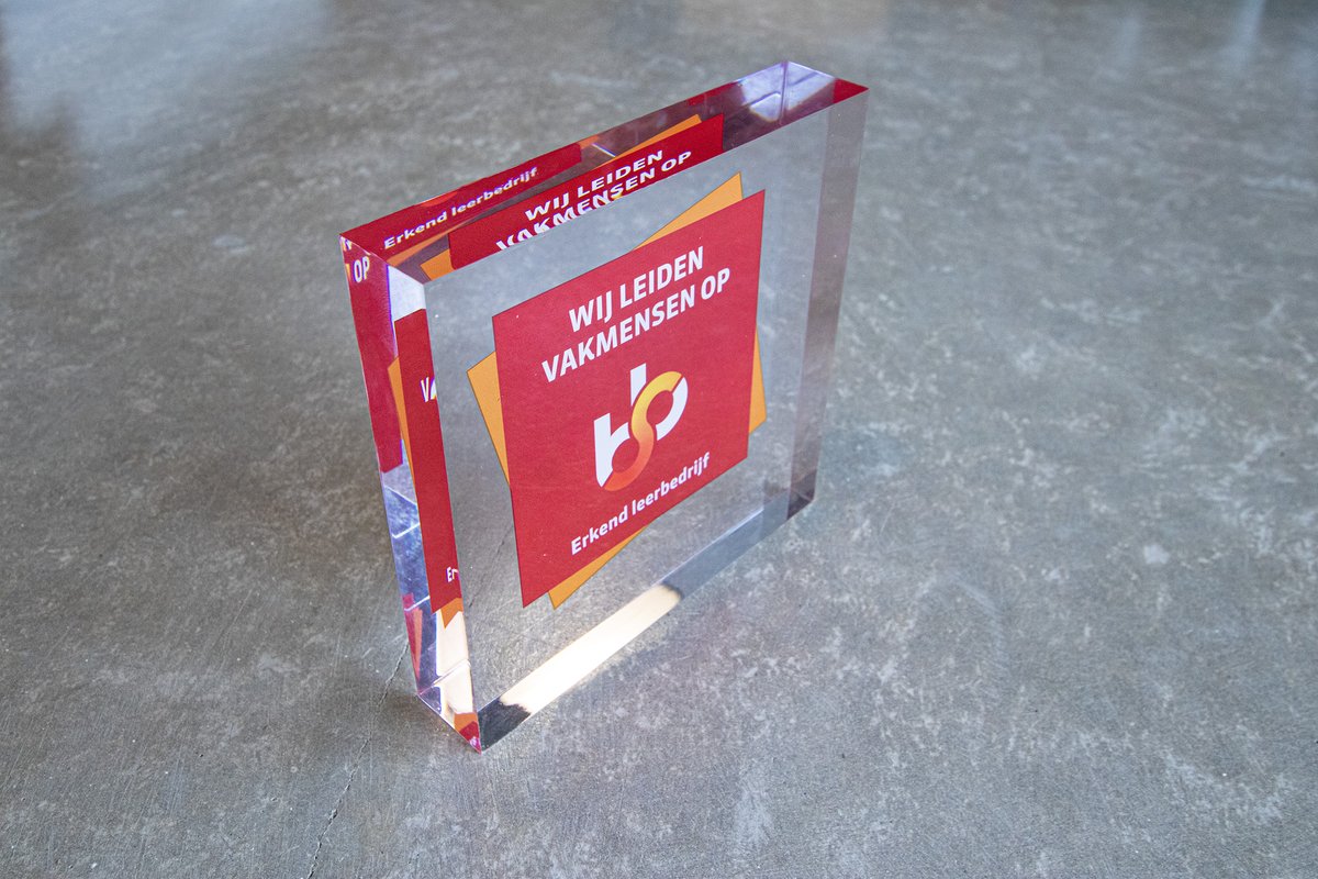 Het is door alle drukte enkele weken op het bureau blijven plakken, maar het mag toch getoond worden: de verlenging van vier jaar van accreditatie als erkend leerbedrijf. En dit keer komt het met een mooi glazen symbool ;-)

reynhard.nl

#stage #SBB #nijmegen