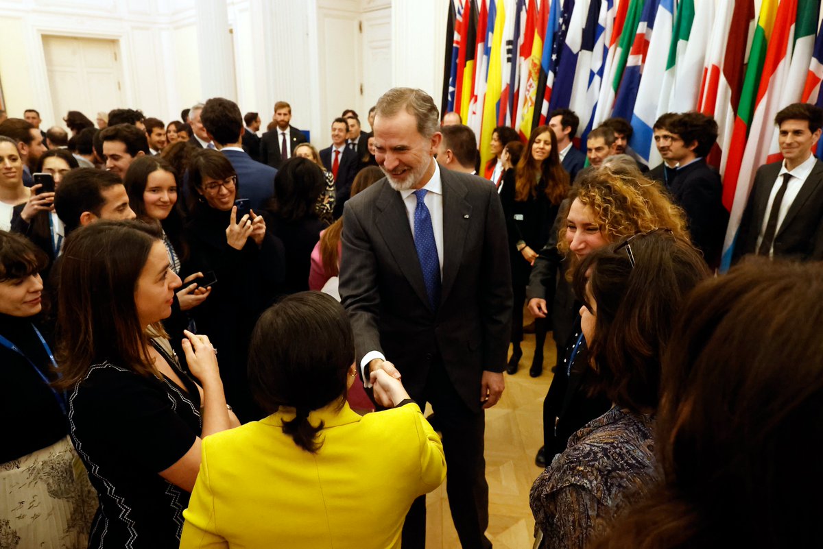 CasaReal's tweet photo. El Rey ha tenido ocasión de conversar con los españoles que trabajan en la OCDE, durante su visita a la sede de la organización en París.

➡️https://t.co/Lk24l9cqHV https://t.co/UzvubH6WPU
