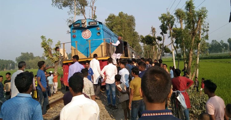 গরুর সঙ্গে ধাক্কা লেগে বিকল ট্রেনের ইঞ্জিন