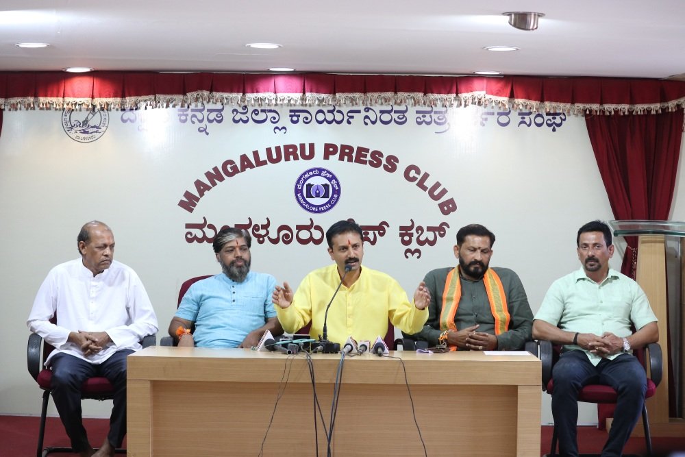ಹಿಂದೂ ರಾಷ್ಟ್ರವೆಂದರೆ ರಾಜಕೀಯವಲ್ಲ, ಕೋಮುವಾದವಲ್ಲ, ಬದಲಾಗಿ ಅದು ಆಧ್ಯಾತ್ಮಿಕ, ಸುಸಂಸ್ಕೃತ ಹಿಂದೂ ರಾಷ್ಟ್ರವಾಗಿದೆ ! – ಶ್ರೀ. ಗುರುಪ್ರಸಾದ ಗೌಡ, ರಾಜ್ಯ ಸಮನ್ವಯಕರು, ಹಿಂದೂ ಜನಜಾಗೃತಿ ಸಮಿತಿ
ಇಂತಹ ಹಿಂದೂ ರಾಷ್ಟ್ರ ಜಾಗೃತಿ ಸಭೆಯನ್ನು ವಿರೋಧಿಸುವುದು ಎಂದರೆ ಭಾರತೀಯ ಸಂಸ್ಕೃತಿಯ ವಿರೋಧವೇ ಅಲ್ಲವೇ ?

#Ban_Communal_SDPI