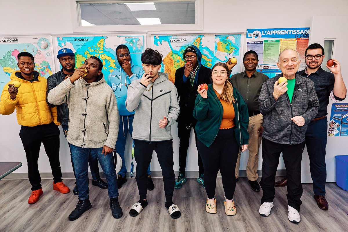 Hier, les élèves et les enseignants de Ste-Trinité ont croqué à pleines dents dans des pommes fraîches lors de la Grande croquée afin de promouvoir l'importance d'une alimentation saine dans les écoles. 🍎#LaGrandeCroquée <a href="/C4HSchoolFood/">Coalition for Healthy School Food</a>  <a href="/osnpWE/">Ontario Student Nutrition Program, Windsor-Essex</a>