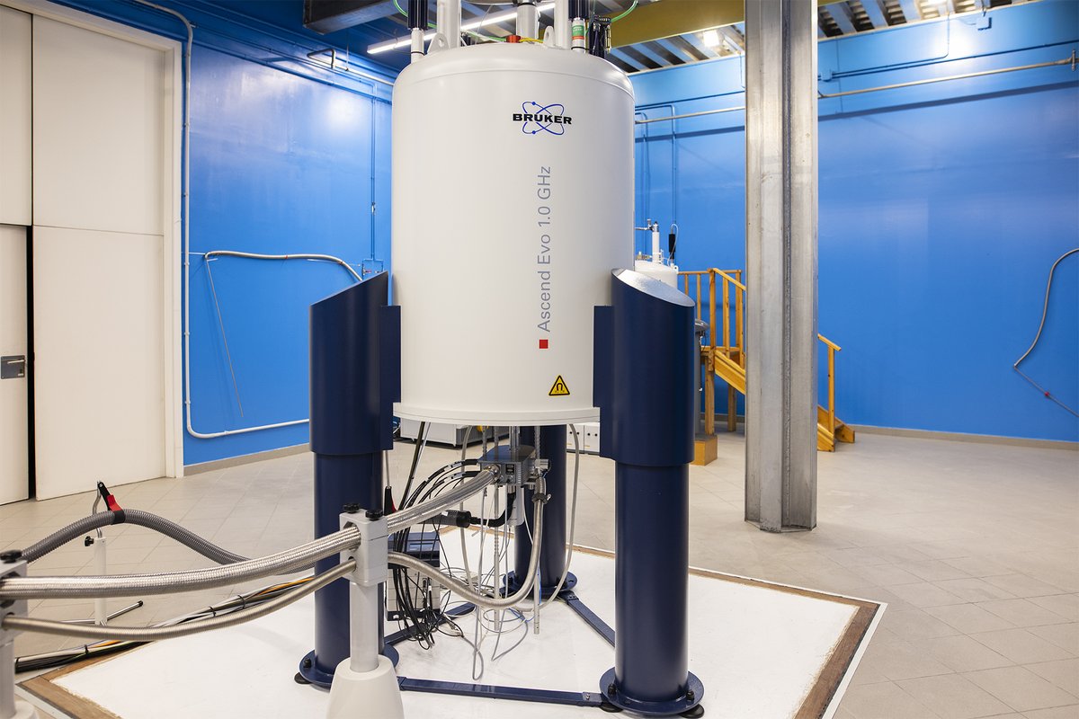 PCB_UB's tweet image. El nuevo equipo de RMN de los #CCiTUB crea un campo magnético 500.000 veces más intenso que el campo magnético terrestre, que permite que los átomos de hidrógeno de las moléculas emitan una señal a una frecuencia de 1 GHz (1000 millones de vueltas por segundo)