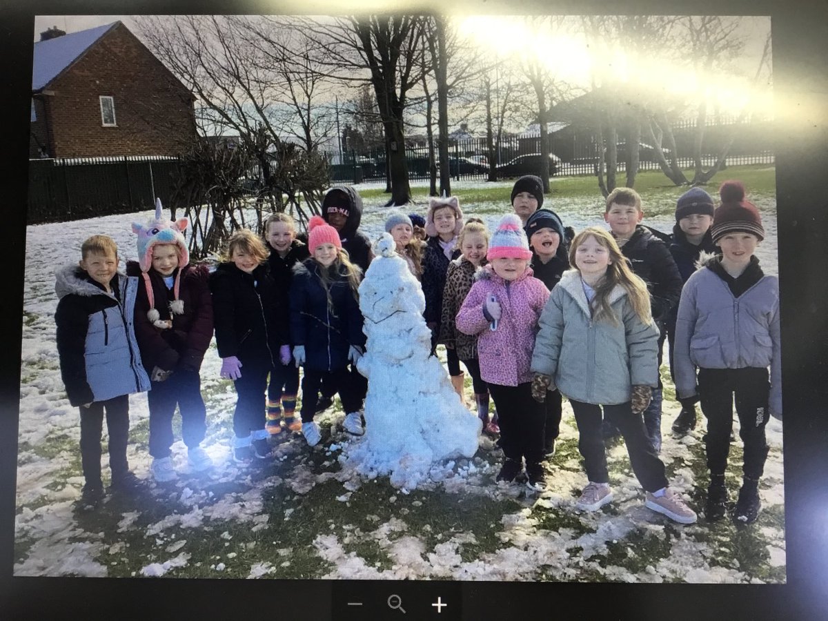 SHeartmoreton's tweet photo. We really enjoyed our surprise snow day today. https://t.co/vhShVEjsY4
