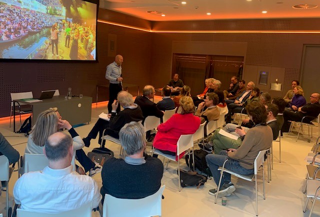 Utrecht Marketing (@utrmarketing) on Twitter photo Om de positionering van Utrecht te versterken ging een gezelschap, in de @Jaarbeurs, in bijzijn van wethouder <a href="/S_Schilderman/">Susanne Schilderman</a>, in gesprek over collectieve programmering. Door het slim verbinden van activiteiten meer zichtbaarheid als kloppend hart van een gezonde samenleving. Om de positionering van Utrecht te versterken ging een gezelschap, in de @Jaarbeurs, in bijzijn van wethouder <a href="/S_Schilderman/">Susanne Schilderman</a>, in gesprek over collectieve programmering. Door het slim verbinden van activiteiten meer zichtbaarheid als kloppend hart van een gezonde samenleving.