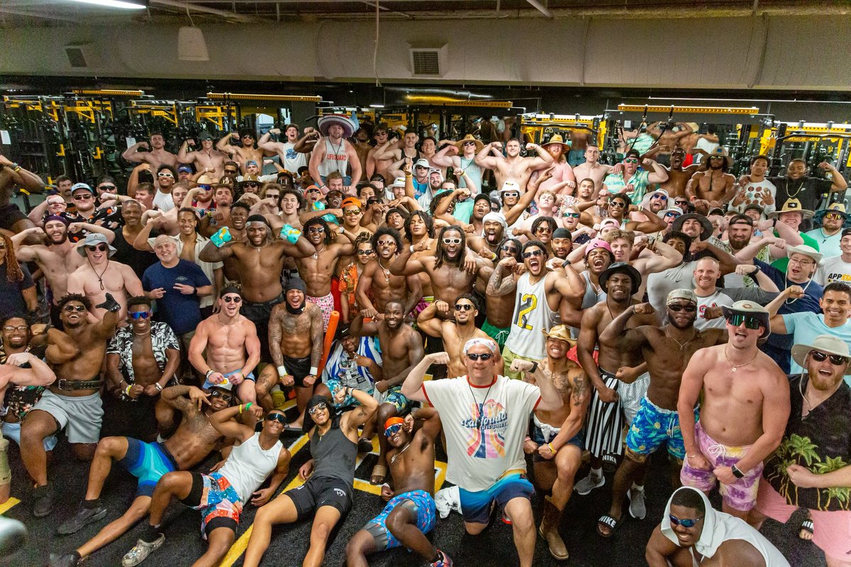 coach_sclark's tweet photo. Everyone was PUMPED to start Spring Break with a 6 a.m. team workout! 💪 🏖️@AppState_FB @YosefClub @appstatesports 
#SwolePatrol 
#GoApp #BooneBeach https://t.co/XE0d0FBi8B