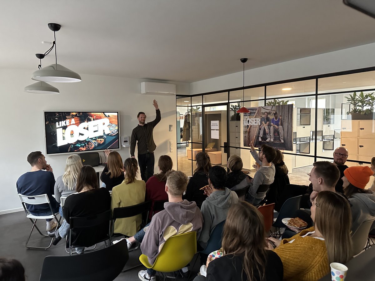 ITVStudiosDE's tweet photo. Ab heute gibt's in der ZDF Mediathek endlich unsere tolle Comedy-Serie #LikeALoser - und das wird bei #teamITV gefeiert! Mit unseren Kolleg*innen haben wir bei Pizza, Popcorn und bester Laune die ersten beiden Folgen geschaut.🍕🍿🥳 https://t.co/6YMe5WEei9