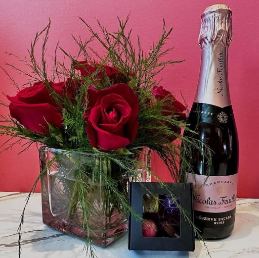 AndiamoCoffee's tweet photo. Don’t forget to grab some flowers arranged by our in-house florist, Daria Aitken-Siegel, and hand-crafted chocolates by our very own chocolatier, Nick Hoover  
.
.
.
.
#andiamomke #coffee #milwaukeecoffeeshop #holidaylatte https://t.co/o8Ej1FVnHO