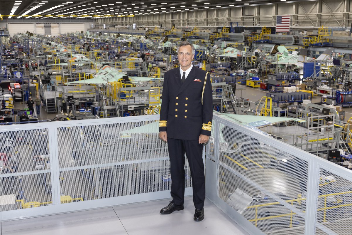DK_DefenseAtt's tweet photo. 1/3 
This mile-long production line @LockheedMartin never ceases to amaze me.
Thank you Lockheed for hosting @mfMorten, Minister for Industry, Business and Financial Affairs, Members of Danish Parliament @Folketinget, @Terma_Global and #Multicut

📸: Lockheed Martin https://t.co/zKA1WL9kqf