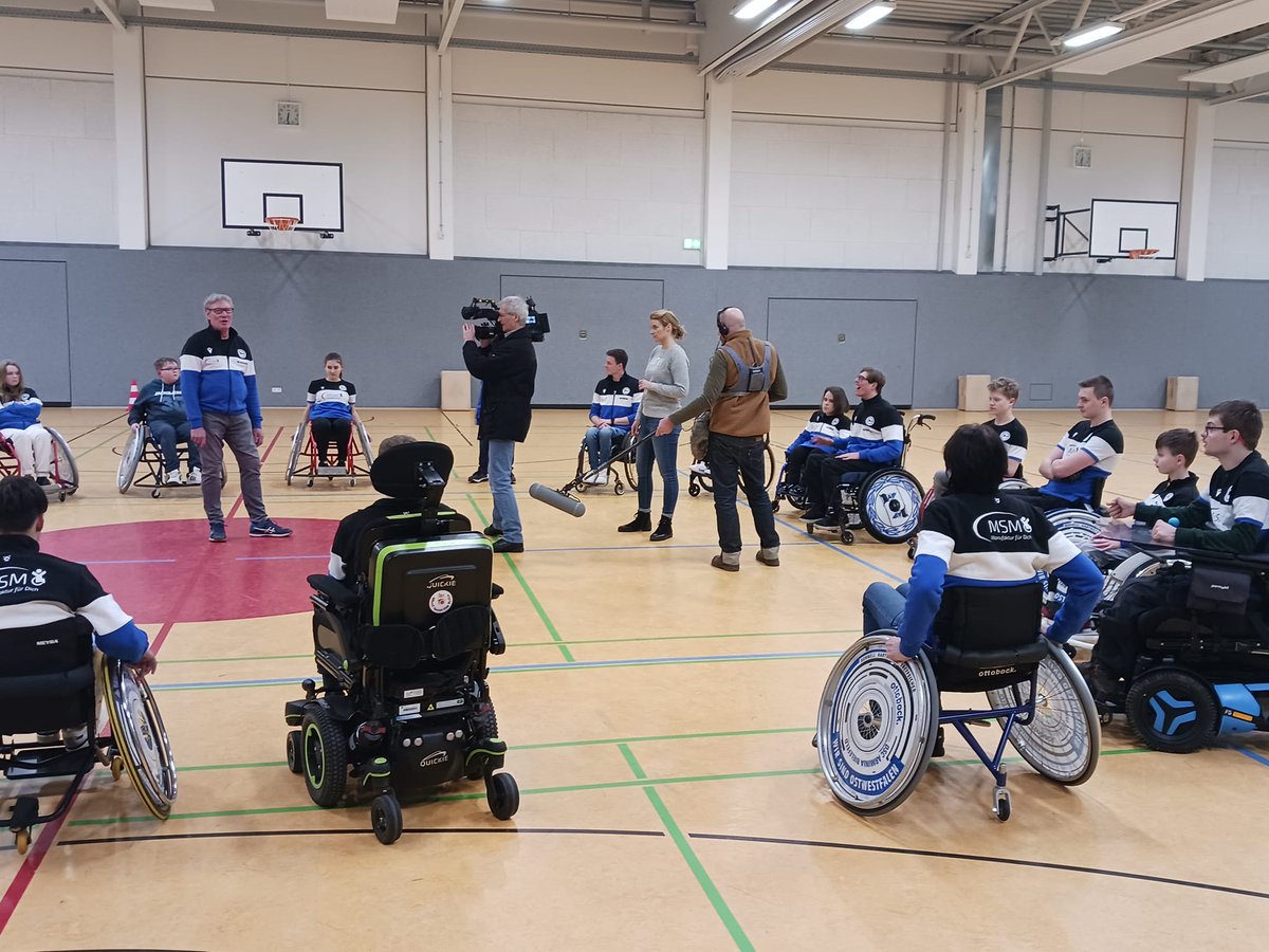 Danke für die Einladung der Rollisportabteilung von #Arminia Bielefeld! Mittels eines ausgefeilten Matchplan konnten wir zeitweise mithalten. 
Hat auf jeden Fall Spaß gemacht und wir freuen uns auf den Bericht im WDR und das Turnier am 10.06.23 in der Almsporthalle #immerdabei