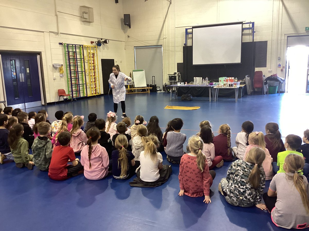 MrsEvansYRMLP's tweet photo. So much fun in our #sillyscience workshop this afternoon! @MabLanePri @MissNelsonMLP https://t.co/1KuWYCEBiU