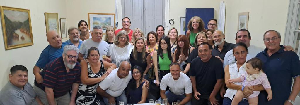 claudiaebalague's tweet photo. Celebramos reunirnos con compañeros y compañeras docentes y referentes de barrios de Santa Fe y la región para debatir sobre la realidad política de nuestra provincia, como siempre, desde una perspectiva progresista 💪🏼🌹 https://t.co/2gT209ecve