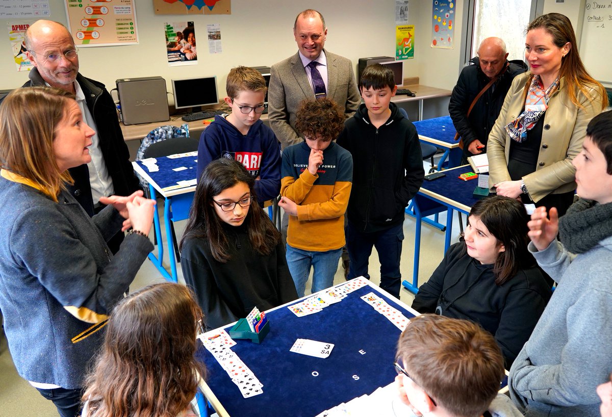 acpoitiers's tweet photo. #semainedesmathématiques
Comme près de 3⃣0⃣ établissements @acpoitiers, le collège Albert Camus #Frontenay dispose d'un #labomaths où @BndicteRobert assiste à une partie de bridge où les #maths sont omniprésents, alors que des CM2 y visitent l'expo "Maths et mesures" @emfpoitiers https://t.co/7yAIJO6mSc