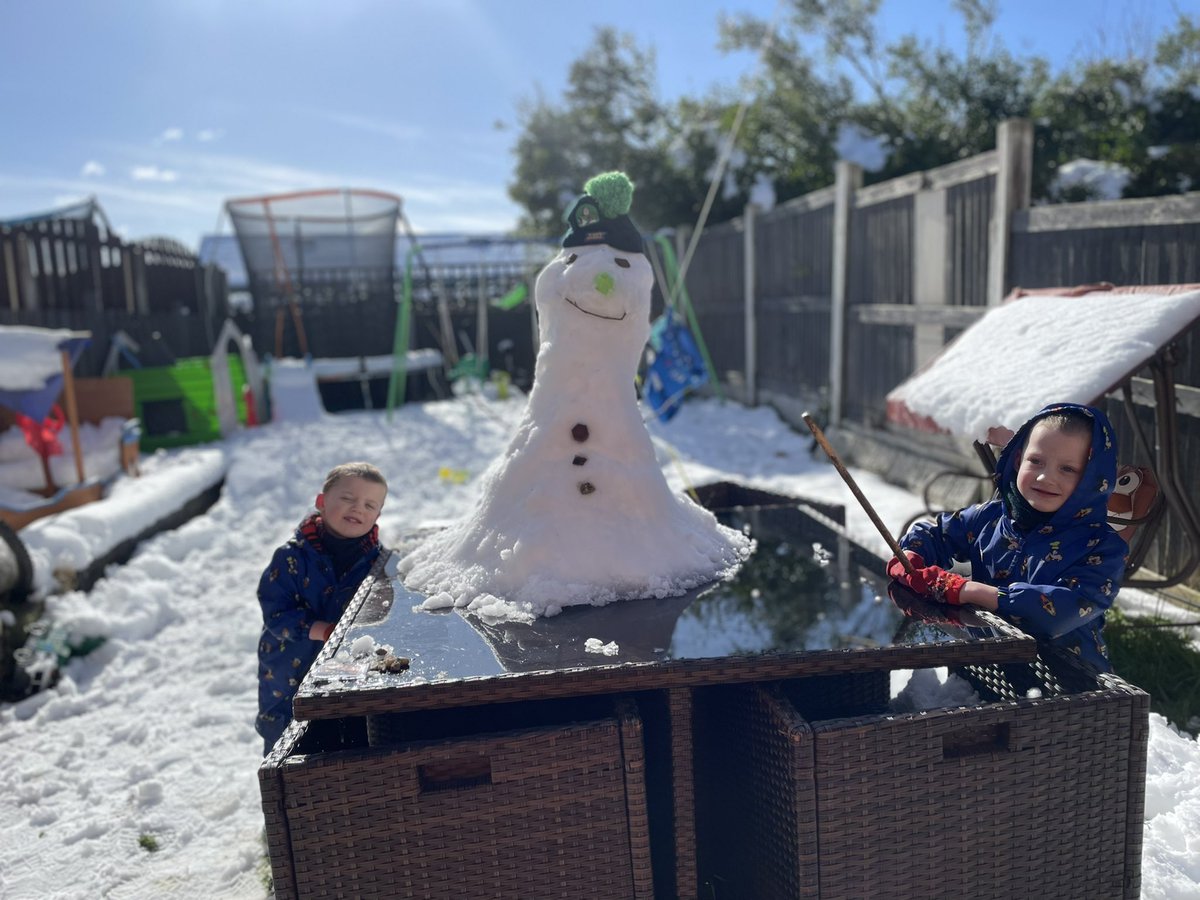 XdaniEyax's tweet photo. Boys loved it in snow they made twiggy the snowman ⛄️ #redscope https://t.co/bzPKyazBSY