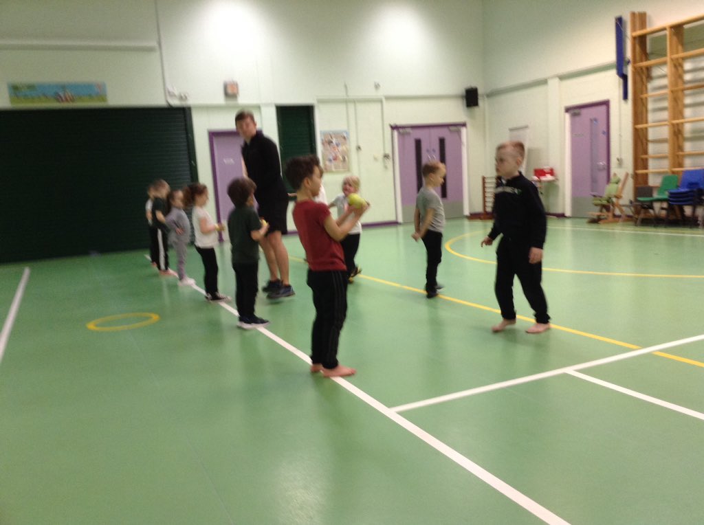 springwoodyear1's tweet image. We are learning bat and ball skills in PE today #swhpe