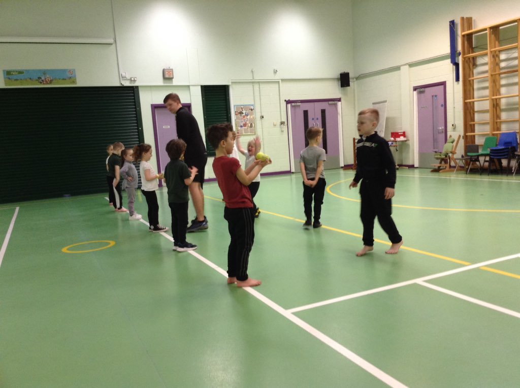 springwoodyear1's tweet image. We are learning bat and ball skills in PE today #swhpe
