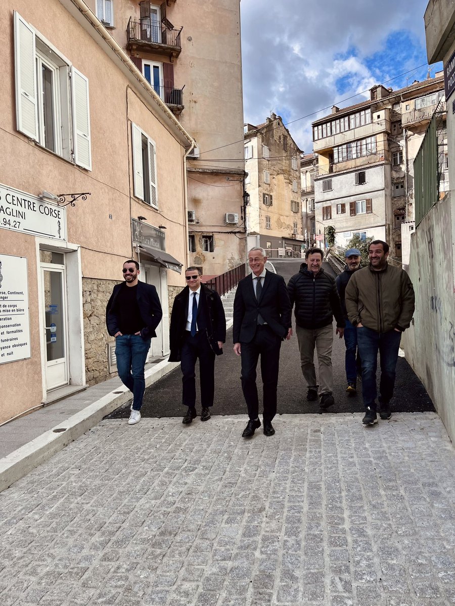 VilleCorti's tweet photo. [ Rampe Pozza - Achèvement du chantier - Ouverture à la circulation ] ✅

Le Maire a invité, à cette visite de fin de chantier, les représentants des partenaires financeurs du programme de transformation (au PTIC) de la Rampe Pozza.
(Financement : 50% État, 27% Commune, 23% CdC) https://t.co/9x3V9F3QSr