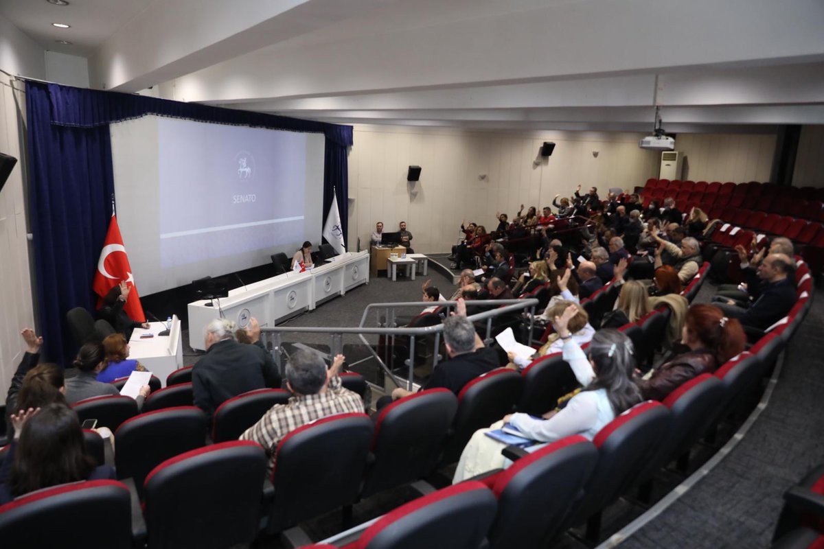 #universitemDEU Senato Toplantısında <a href="/YuksekogretimK/">Yükseköğretim Kurulu (YÖK)</a> Engelsiz Üniversite Bayrak Ödülleri ile Engelsiz Program Nişanı kategorilerine yapılacak başvurular görüşülürken; Yönetim Kurulu Toplantısında akademik kadro aktarımları değerlendirilerek karara bağlandı.