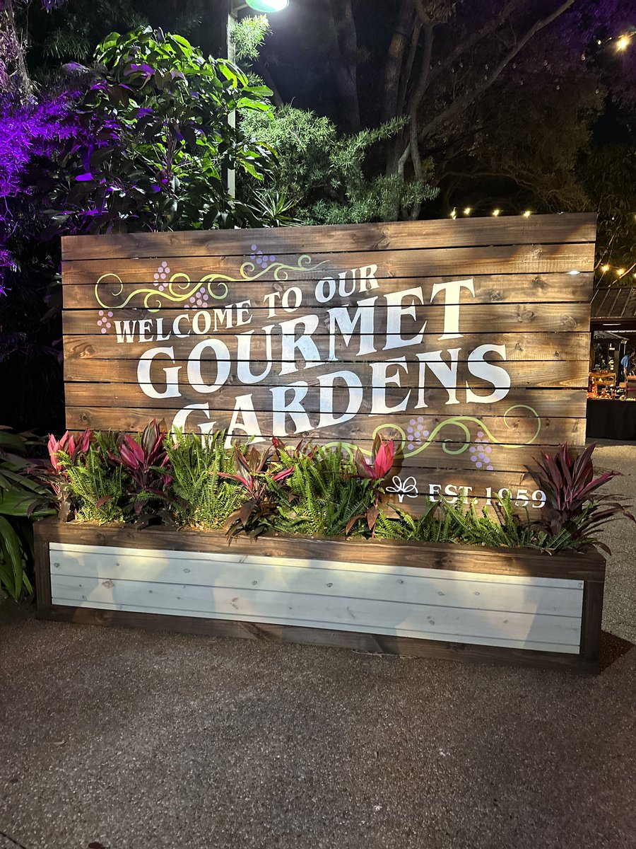 hauntscene's tweet photo. I was invited to the VIP preview for the @BuschGardens Food & Wine Festival last night - and ran into some friends! The food and drinks were amazing! So much fun! Even spooky people gotta eat! #buschgardens #buschgardenstampa #corksandcoasters #foodandwinefestival https://t.co/99Xu9Xrc8l
