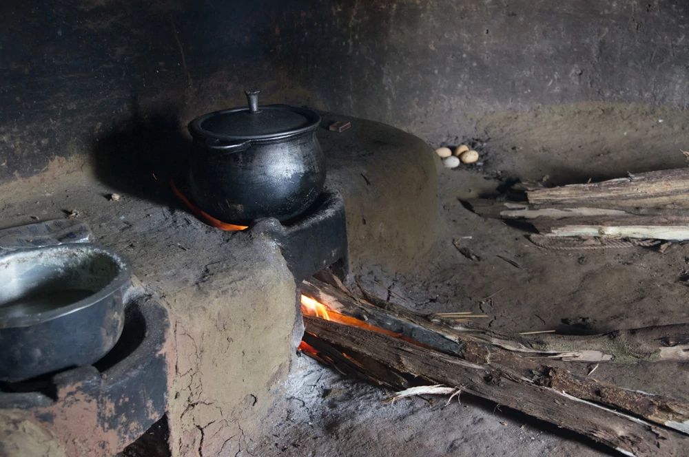NSF's tweet photo. Millions of people around the world still use unhealthy, smoky, wood-burning indoor cookstoves. An @NSF-supported engineer @OregonState works with rural communities to design clean, fuel-efficient ones — and convinces people to adopt them. https://t.co/UwwAKkAz07

📷: Nick Moses https://t.co/RYCUcudWS6