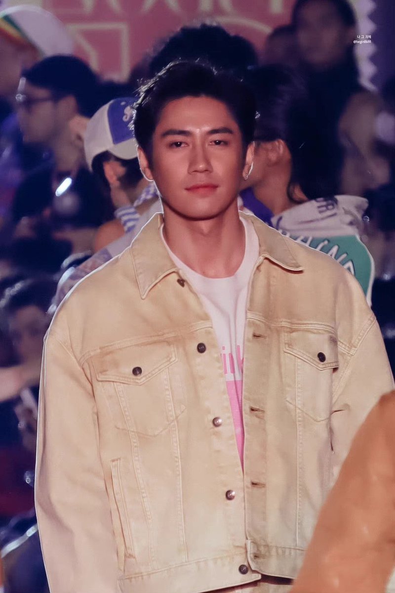 Weiing9's tweet photo. @RachataJam My god! You’re so handsome !!! Hope you can come to China one day, there are so many SweetJams crazy for you🥳 https://t.co/NEA3haylEL