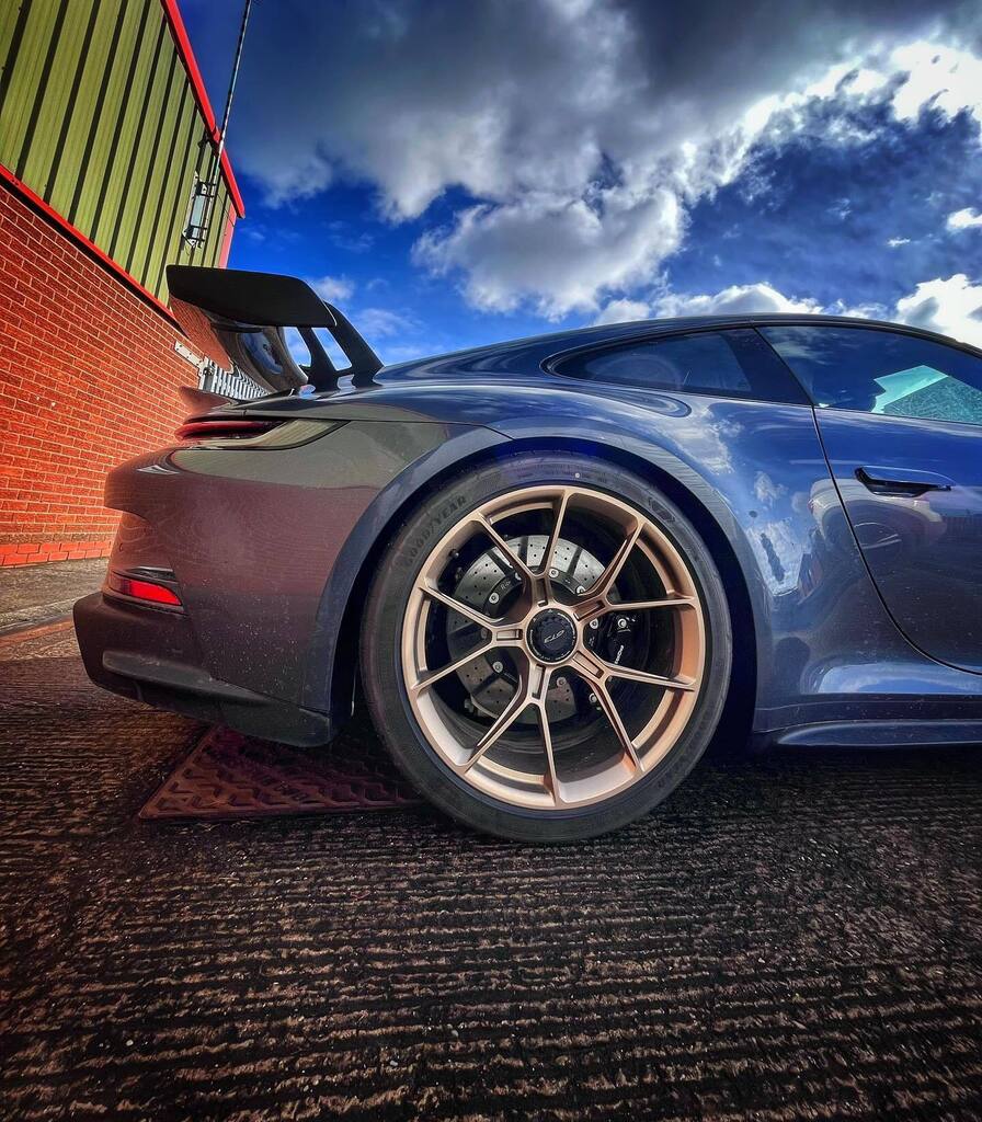 992 GT3.

It’s been a loooooooong week. So, have a bit of blue sky on me 😍

#suspensionperfection #porsche #porsche992gt3 #porschegt3 #fridayfunday #fridayfeeling #hellomrbluesky #artshot instagr.am/p/CpnCtLOoPO-/