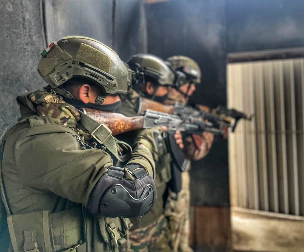 Defence_XP's tweet image. Report: To enhance synergy, Special Forces of the Indian Army and Kyrgyzstan Army practised tactical drills during the ongoing Joint exercise Khanjar 2023 at Kyrgyzstan.

#Jointexercise #Jointmanship #IndianArmy #Specialforces #JaiHind