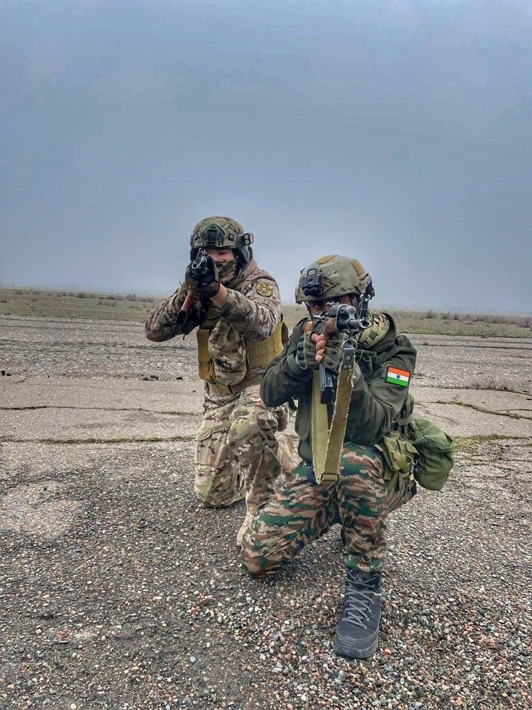 Defence_XP's tweet image. Report: To enhance synergy, Special Forces of the Indian Army and Kyrgyzstan Army practised tactical drills during the ongoing Joint exercise Khanjar 2023 at Kyrgyzstan.

#Jointexercise #Jointmanship #IndianArmy #Specialforces #JaiHind