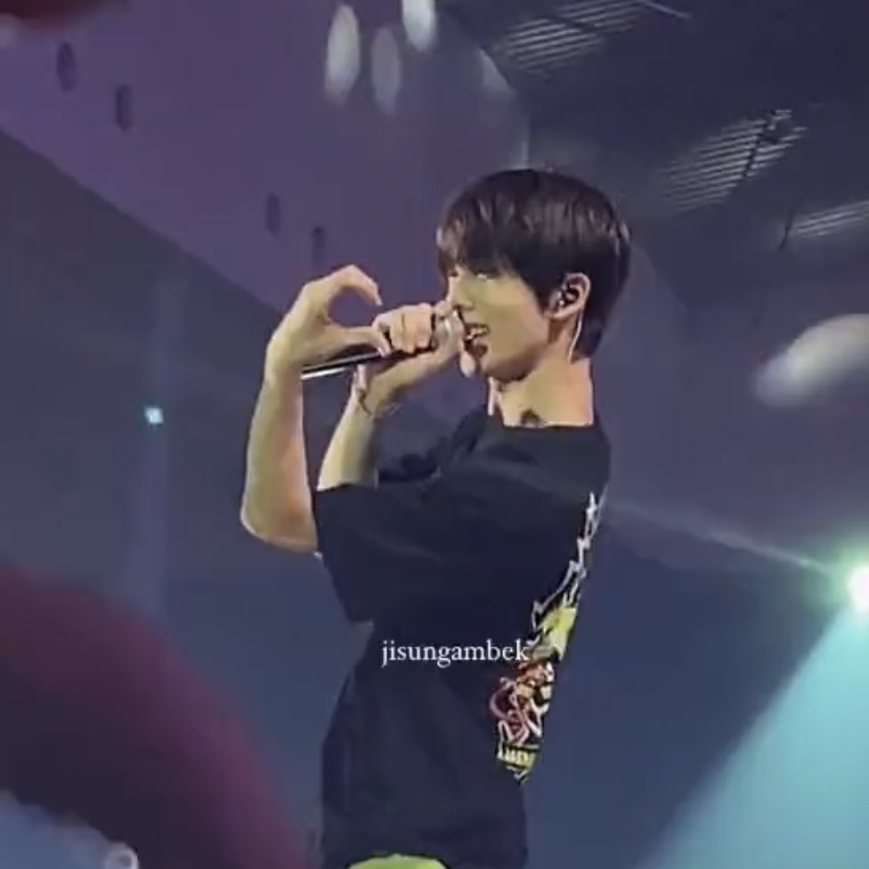 hamzzi205's tweet image. 요즘 지성이가 미는 반쪽하트..?🫶🏻🫶🏻