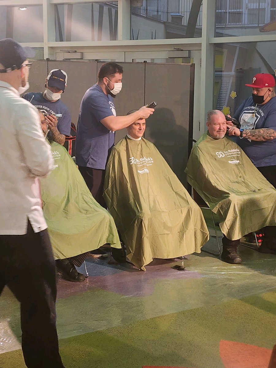 Sodexo_UH's tweet image. Our @sodexoUSA Team at @UHhospitals up bright and early to #ShaveitOff for @StBaldricks and #ConquerKidsCancer at @UHRainbowBabies 🎗️🍀🌈🪒