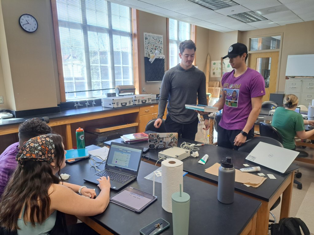Last week, Dr. Dearolf led her Biology of Movement students in a EMG lab where students recorded their
 bicep EMGs while holding books. This course is in workshop format in which class is a mix of lecture and applied exercises, allowing students to apply theory as they learn it.