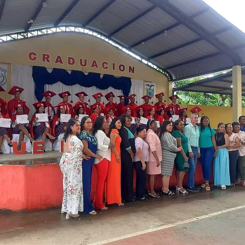 PedroGraciaCh's tweet image. Felicitaciones a los 30 nuevos Bachilleres graduados por la UE República de Cuba en la #ParroquiaCube dentro de ellos 3 de la nacionalidad #Chachi con mucha alegría, auguro muchos éxitos en sus vidas para servir a nuestras comunidades. 

#pedrograciacheme
#vocaliacube
#EquipoCube