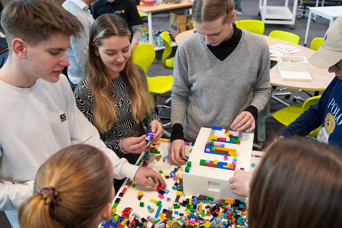 Nach 5 Tagen #didacta sagen wir euch allen ein❤️-liches Dankeschön: Für großartige Gespräche mit lernbegeisterten Menschen, eure tollen Ideen für innovative Bildung sowie die ganzen fantastischen Begegnungen! Wir freuen uns schon aufs nächste Mal, eurer LMZ-Team!🤗

<a href="/KM_BW/">Kultusministerium BW</a> #twlz