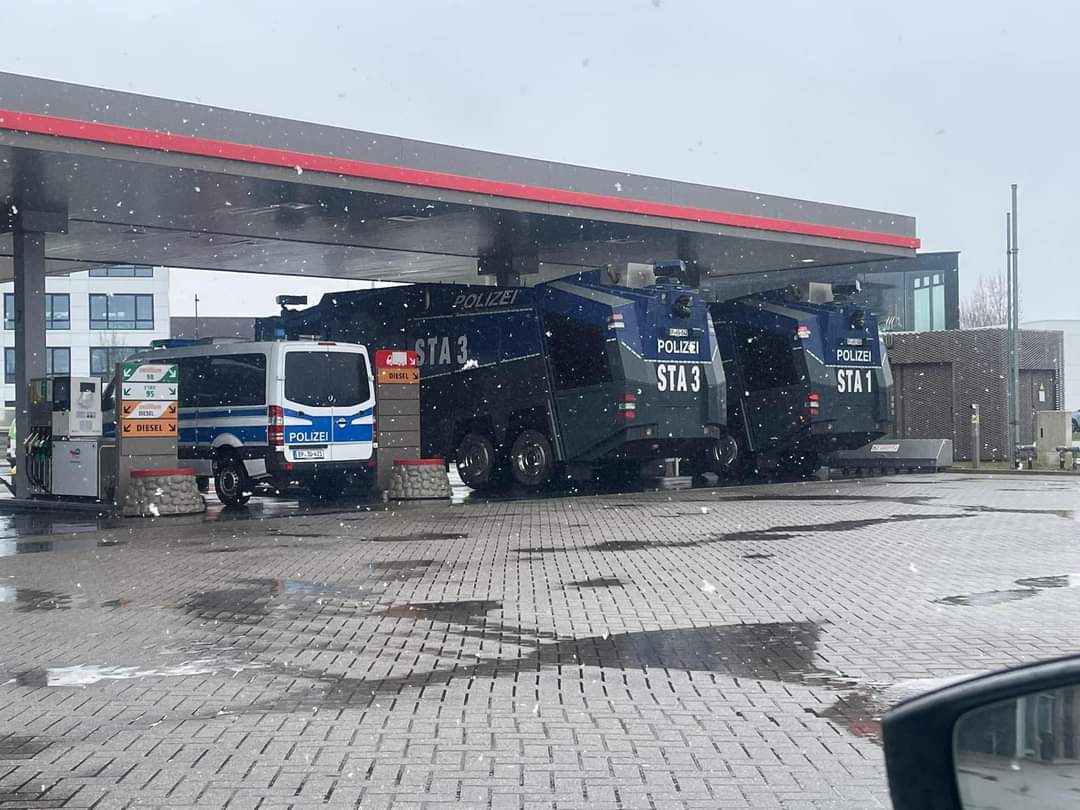 lillybibie's tweet photo. #Tankstation #jongeneel #nootdorp morgen maar regenkleding meenemen lol 🤣 https://t.co/uQxSAjic8o
