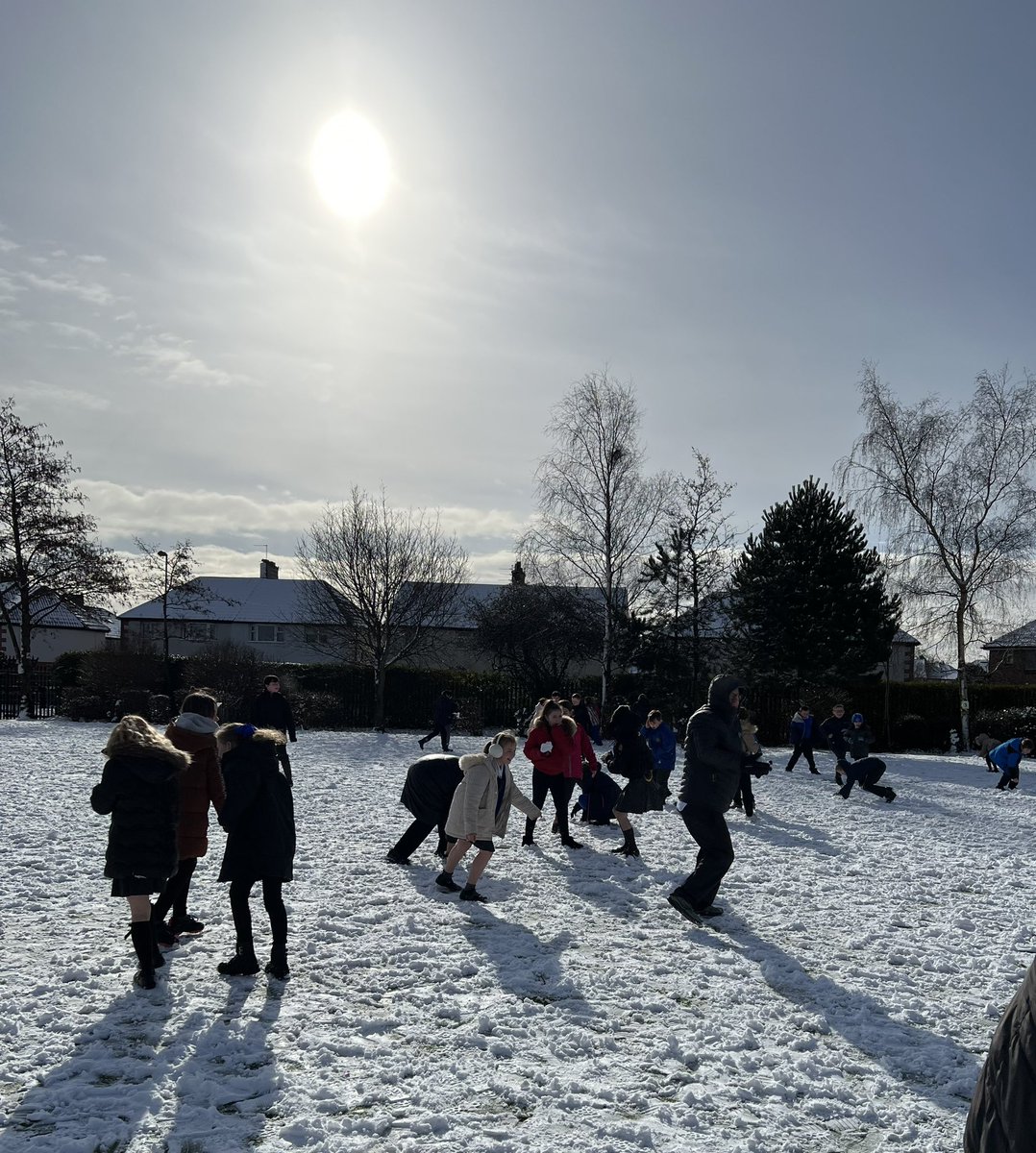 ❄️😊Our Children had the best start to the day… extra playtime in the snow! ⛄️🤣 #flomellyenrichment #flomellymentalhealth