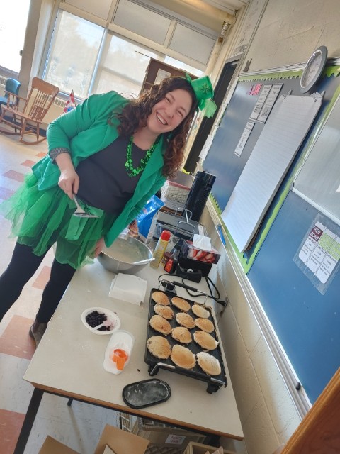 Whipping up some blueberry pancakes <a href="/Oldfield_Osprey/">Oldfield Elementary</a> with our new family-sized griddle courtesy of the #NutritionMonthGrant @HRCEHealthPromo <a href="/HRCE_NS/">Halifax Regional Centre for Education</a>