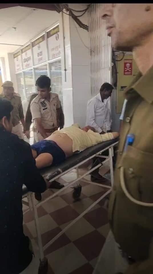 gulab_devadwal's tweet photo. अशोक गहलोत मुर्दाबाद
गहलोत जी आज आपकी पुलिस ने डा साहब के साथ  बहुत ग़लत व्यवहार किया है । 
इसका ख़ामियाज़ा आपको भुगतना पड़ेगा । @DrKirodilalBJP @BJP4India @BJP4Rajasthan https://t.co/HiVWUmu5S3