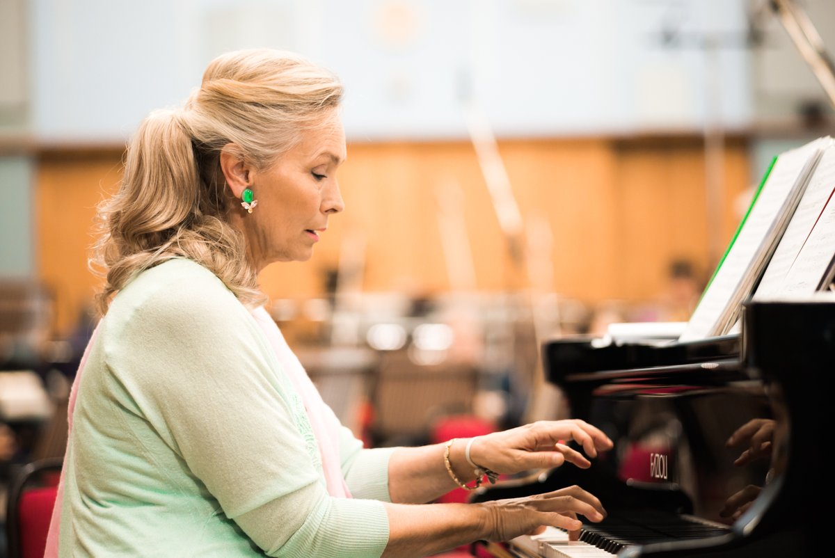 Tomorrow afternoon (3.30pm), pianist Elizabeth Sombart &amp; @rpoonline perform a wonderful all-Mozart concert of Piano Concertos 23 and 27 &amp; the 'Prague' Symphony, No. 38, introduced by <a href="/johnsuchet1/">John Suchet</a>.

Info/tix: cadoganhall.com/whats-on/eliza…