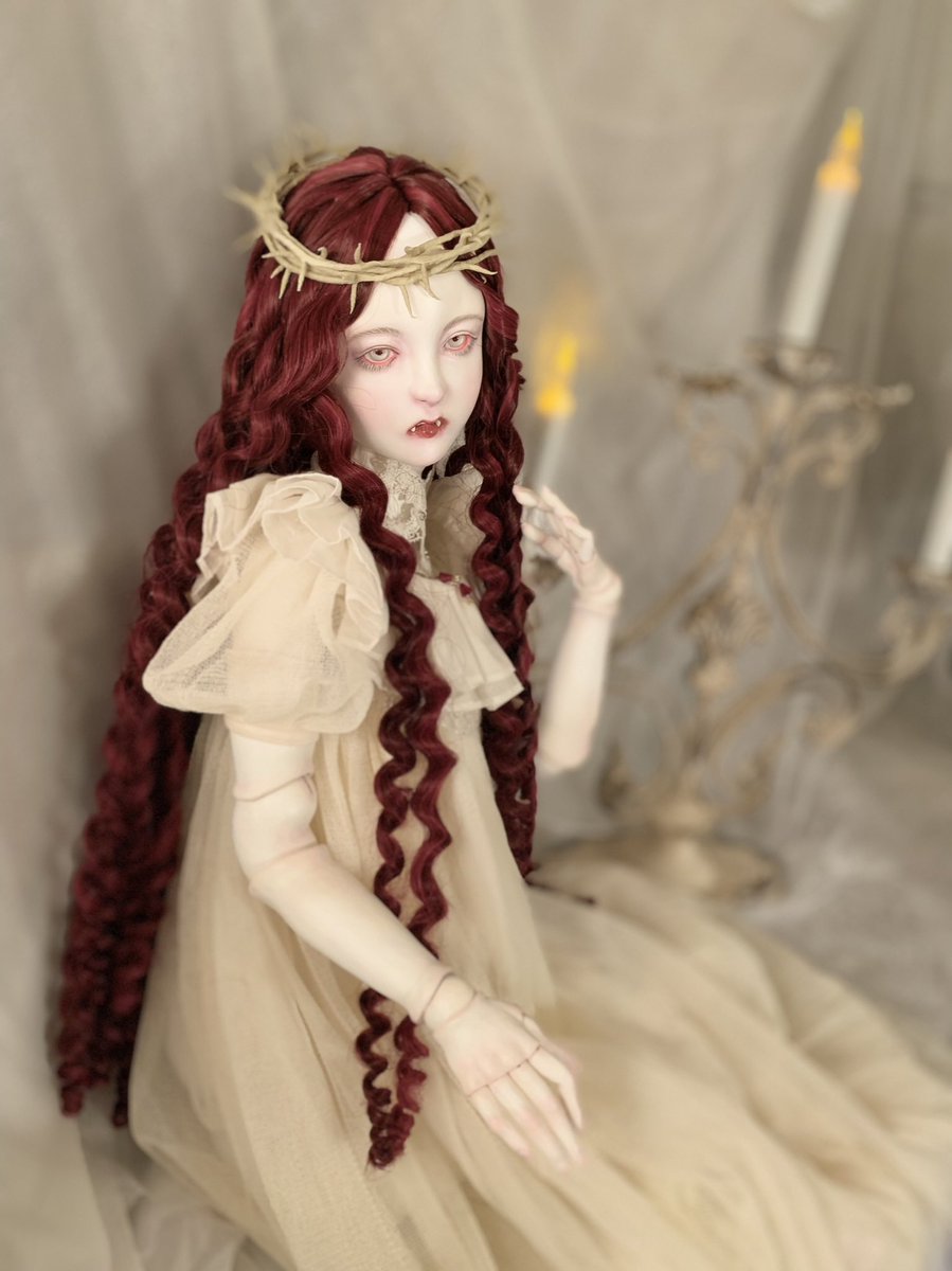 ご注意
大阪・天満橋「THE 14 th. MOON」の【14名に吸血鬼からの招待状】展、本日休廊です。
明日から3/17(金)までの間、会場ギャラリーはまた森の彼方の地(トランシルヴァニア)飛び地となります。
この夜の氏族(クラン)のマヨヒガが
夜霧に巻かれて儚く消える前にどうぞ、是非お越しください。