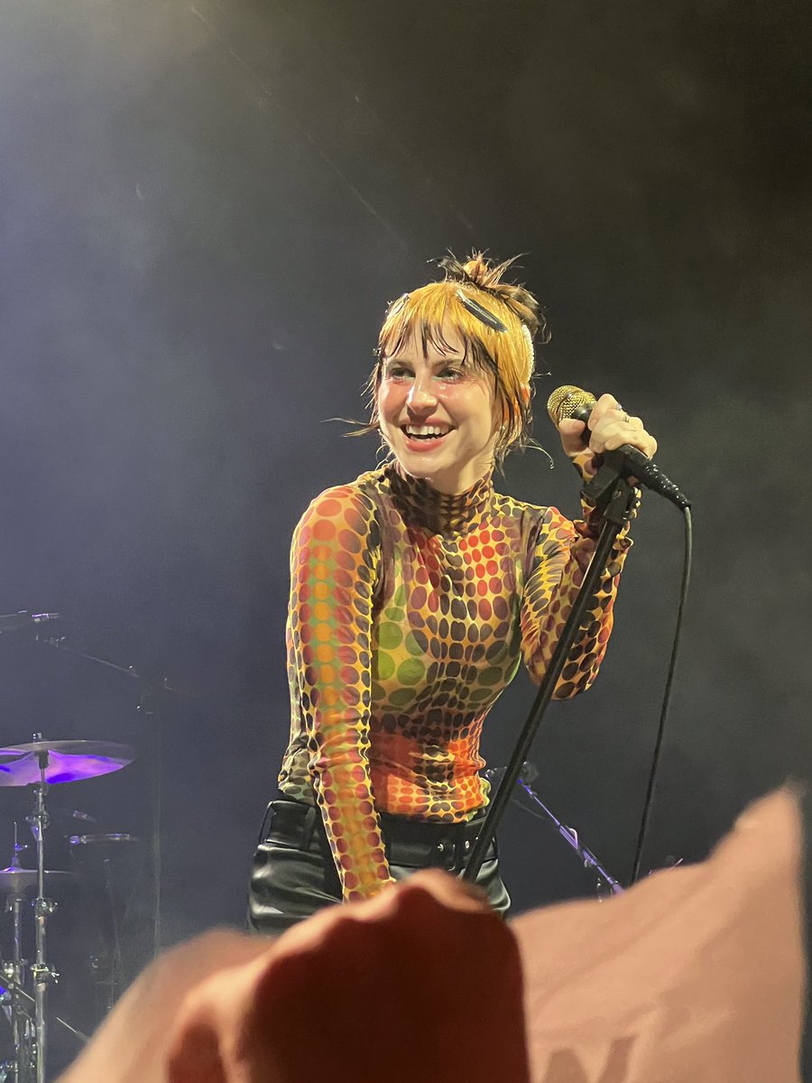thegiverb's tweet photo. duas mulheres felizes demais vendo a Hayley de pertinho #ParamoreRJ https://t.co/25UZWbMWgr