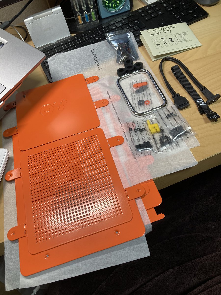 kzmt_hobby's tweet photo. やっと仕事の合間にPCケースの箱を開けました。
意外とパーツ少ないですね。

説明書読んでみたら初手からマザーボード組んだのを固定しないといけないみたいなので、ひとまず戻して次の合間にマザーですね。
#自作PC
#computer1 https://t.co/dIFPeT3MHp