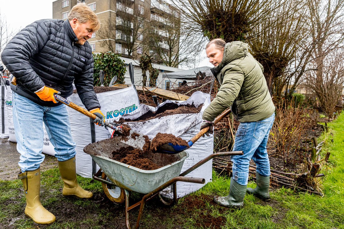 koninklijkhuis's tweet photo. Vandaag is het #NLdoet! Op 10 en 11 maart kan iedereen op bijna 7.000 plekken kennismaken met vrijwilligerswerk. Het Koninklijk Paar gaat samen met vrijwilligers aan de slag om Wijktuin Noordhove in Zoetermeer gereed te maken voor een nieuwe plantseizoen. https://t.co/DTE8ZxSPEM https://t.co/Gu7aRvX1Ym