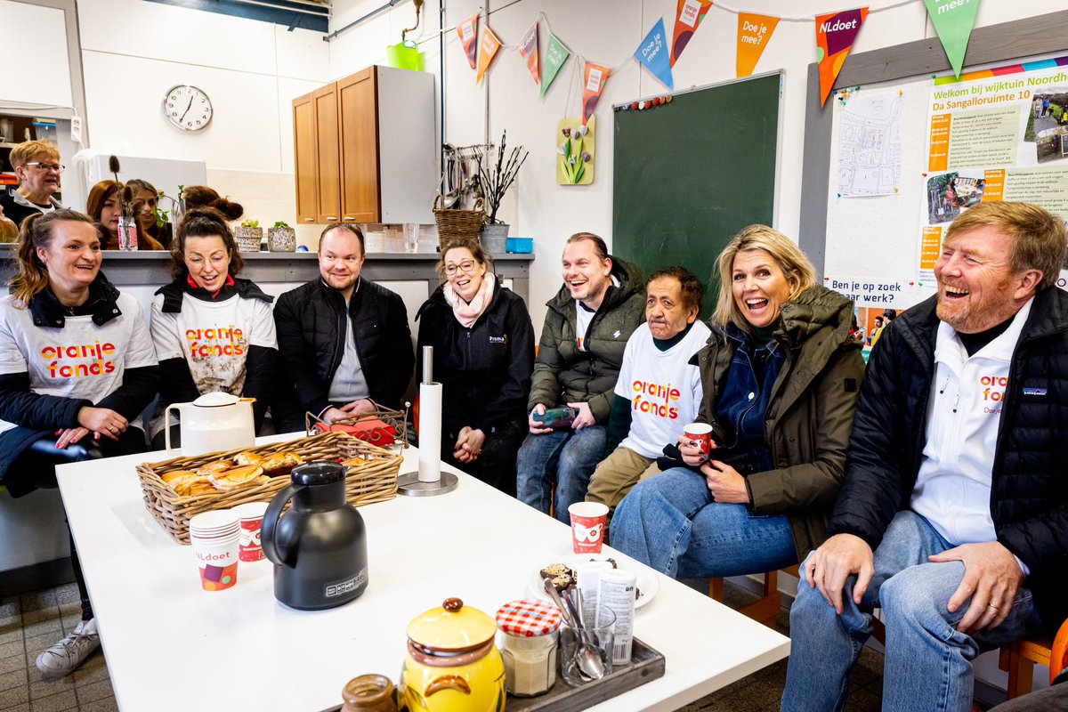 Vandaag is het #NLdoet! Op 10 en 11 maart kan iedereen op bijna 7.000 plekken kennismaken met vrijwilligerswerk. Het Koninklijk Paar gaat samen met vrijwilligers aan de slag om Wijktuin Noordhove in Zoetermeer gereed te maken voor een nieuwe plantseizoen. koninklijkhuis.nl/actueel/nieuws…