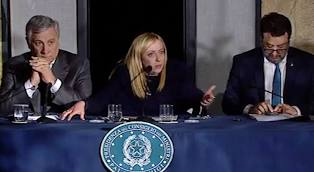 Misurelli77's tweet photo. Il riassunto della #conferenzastampa di questo vergognoso governo

Da una parte:
Tajani infastidito 
Meloni che attacca i giornalisti che fanno domande scomode
E Salvini che gioca con il telefonino 

Dall'altra parte 72 bare, oggi 73.
Recuperato il corpo di un bimbo di 5 anni. https://t.co/cJUwIP0mol