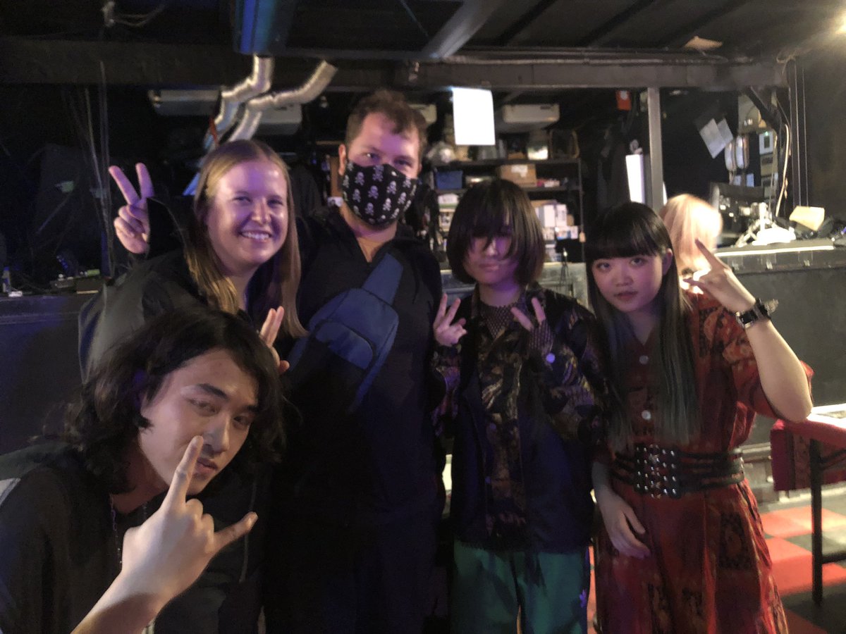 rocktj2016's tweet photo. コロナ禍にFategearのライブに来た🇨🇦の女の子が友達にレコメンしてくて一緒にasterismを見たよ。
演奏を見てAliceCooperと一緒にやってもいいくらいだって。
knotfes頑張れ👍
そして一緒に写真を取ってくれたみんな、凄い輝いていて僕は羨ましい。
#foolsinthecastle
#tokyoてふてふ
#backtobeyond https://t.co/sMx6J0FDXn