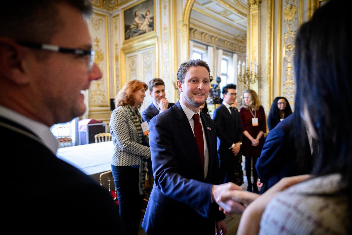 CBeaune's tweet photo. Quelle chance d’échanger avec les #YoungLeaders 2022 ! 🇫🇷🇬🇧

Enseignants, militaires, entrepreneurs, artistes… et surtout des projets, pour nos transports, pour l’Europe, pour la France et le Royaume-Uni 🌳

L’avenir de nos pays se fera avec vous ! Vous êtes l’Entente cordiale. https://t.co/wTtp3NkiVp