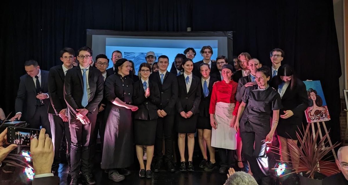 👩 <a href="/ENGIEgroup/">ENGIE</a>  est heureux d’avoir participé à la soirée du #8mars2023 organisée par <a href="/CentropolisPic/">Centropolis</a>  en faveur de l'#AGENA, qui conseille et héberge des femmes en difficultés. 

La remise du chèque, la distribution des trophées, animations et concert ont rythmé cette soirée ✨