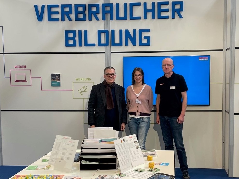 Verbraucherzentrale Baden-Württemberg (@vzbawue) on Twitter photo Besuch aus dem baden-württembergischen Verbraucherschutzministerium an unserem Stand auf der #Didacta23. Wir danken <a href="/Norbert_Lurz/">Norbert R Lurz</a> für den tollen Austausch zur schulischen Verbraucherbildung. @verafricke <a href="/vzbv/">Verbraucherzentrale</a> <a href="/EckBenner/">Eckhard Benner</a> Besuch aus dem baden-württembergischen Verbraucherschutzministerium an unserem Stand auf der #Didacta23. Wir danken <a href="/Norbert_Lurz/">Norbert R Lurz</a> für den tollen Austausch zur schulischen Verbraucherbildung. @verafricke <a href="/vzbv/">Verbraucherzentrale</a> <a href="/EckBenner/">Eckhard Benner</a>