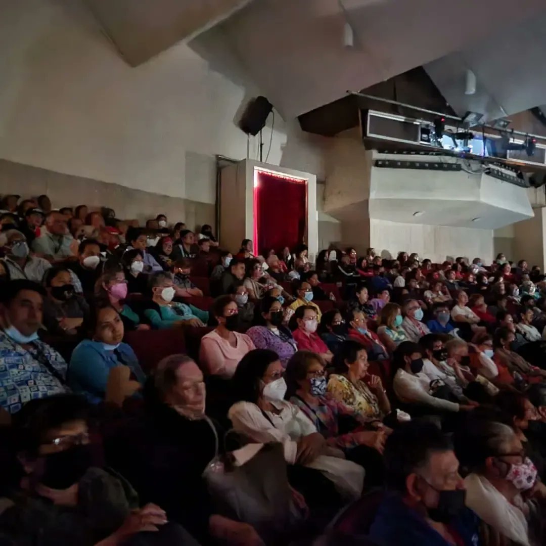PanchoArias2012's tweet photo. Con motivo de la celebración del Dia Internacional de la Mujer, de manera simultánea en cuatro salas de teatro del Instituto Mexicano de la Seguridad Social (IMSS) proyectamos la Película "Que Buena Broma Bromelia". Más de 800 personas que disfrutaron de esta película venezolana. https://t.co/FqKuLDfsIe